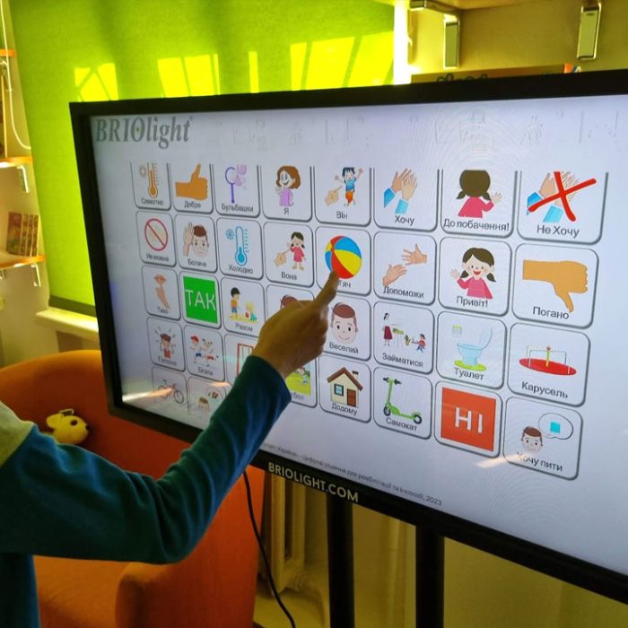 briolight-interactive-panel-04-960x720-1