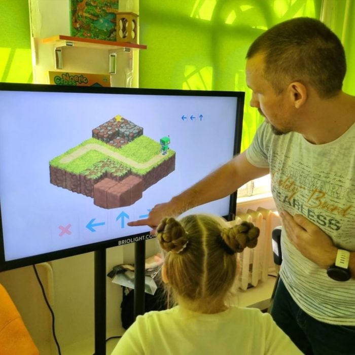 interactive-panel-briolight-1080-1080-2